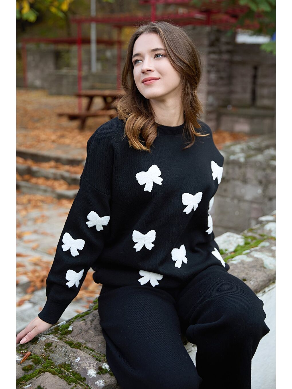 Siyah Kurdele Nakışlı Bisiklet Yaka Oversize Triko Kazak-1