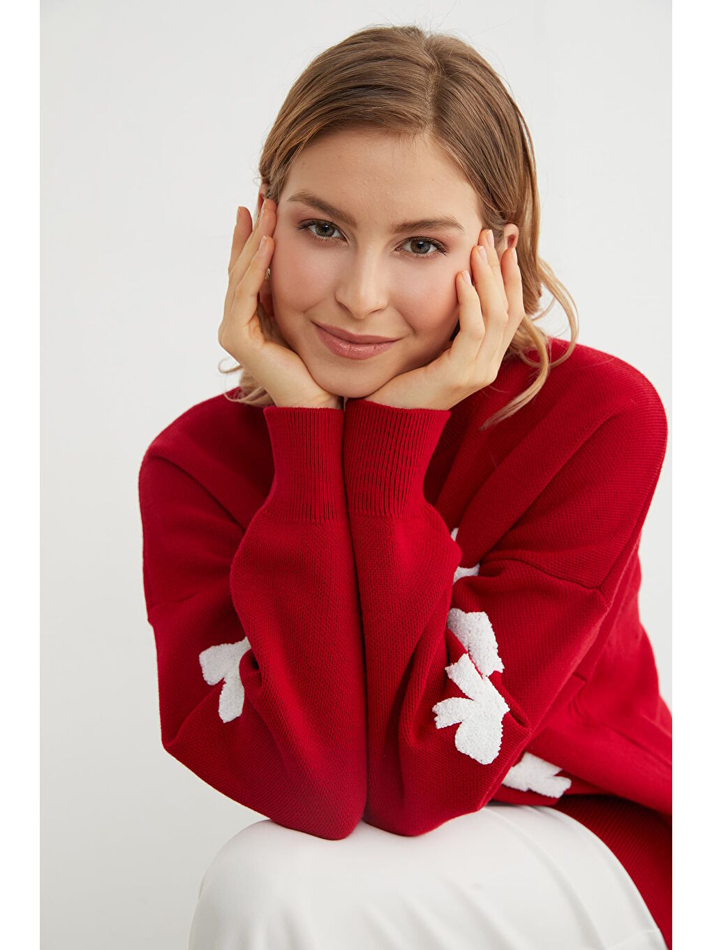 Kırmızı Kurdele Nakışlı Bisiklet Yaka Oversize Triko Kazak-4