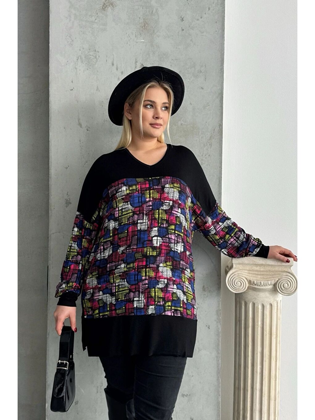 Siyah Büyük Beden Uzun Kollu V Yaka Yanı Yırtmaçlı Desenli Bluz 89-45-1