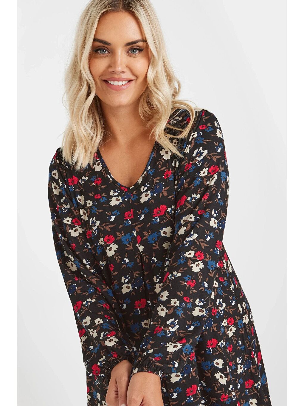 Siyah Büyük Beden Uzun Kollu V Yaka Önü Pileli Çiçek Desenli Bluz 303720-1