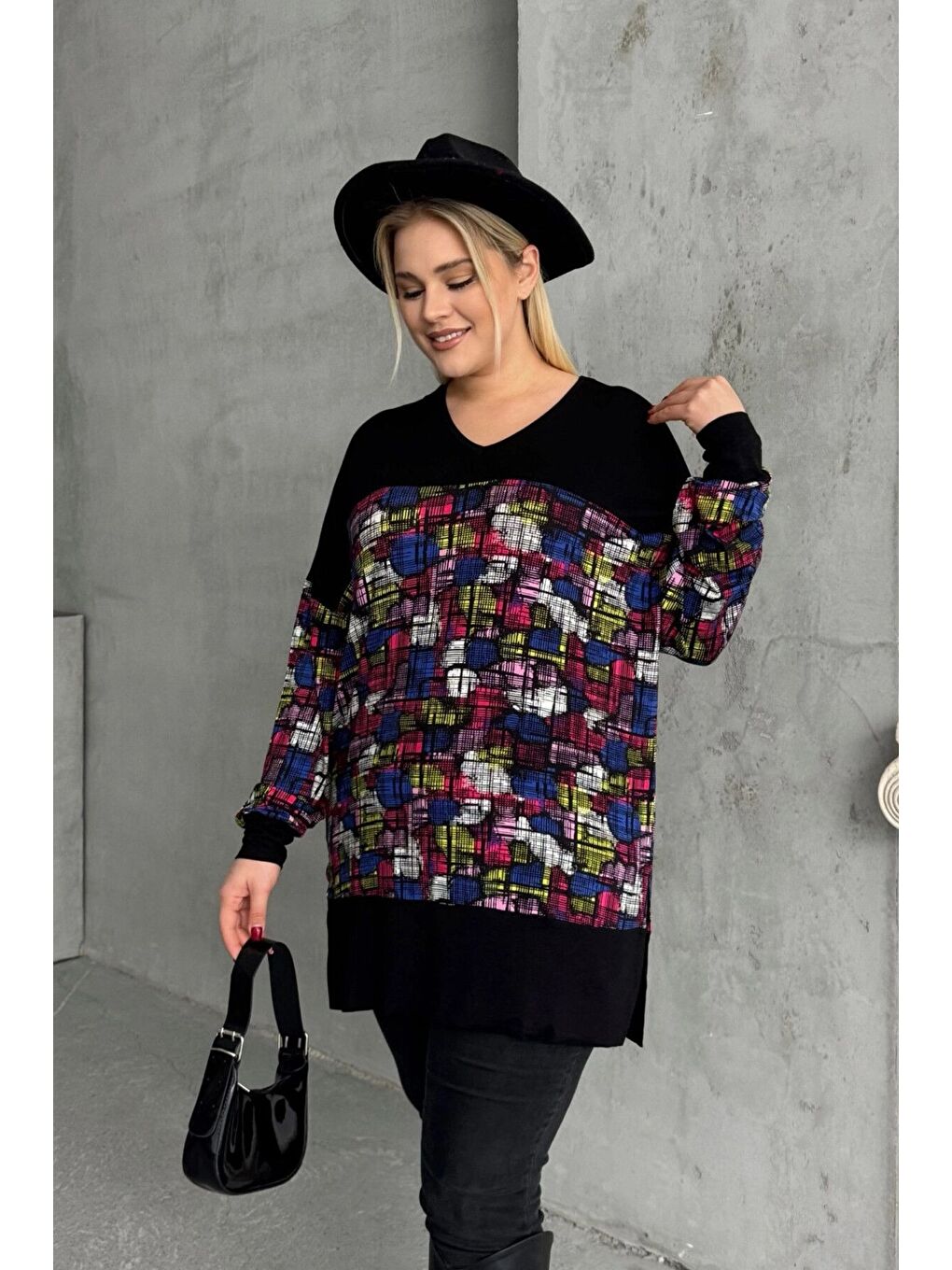 Siyah Büyük Beden Uzun Kollu V Yaka Yanı Yırtmaçlı Desenli Bluz 89-45-3