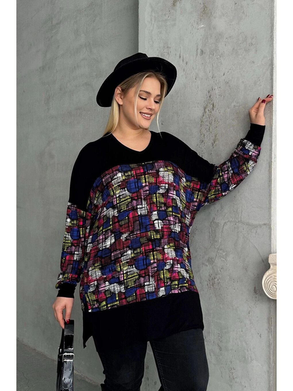 Siyah Büyük Beden Uzun Kollu V Yaka Yanı Yırtmaçlı Desenli Bluz 89-45-4