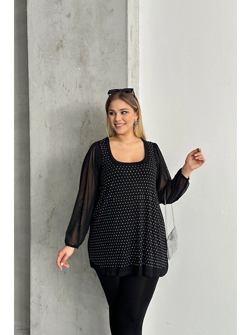 Siyah Büyük Beden Uzun Tül Kol Önü Taş İşlemeli Bisiklet Yaka Bluz 321831-U-1