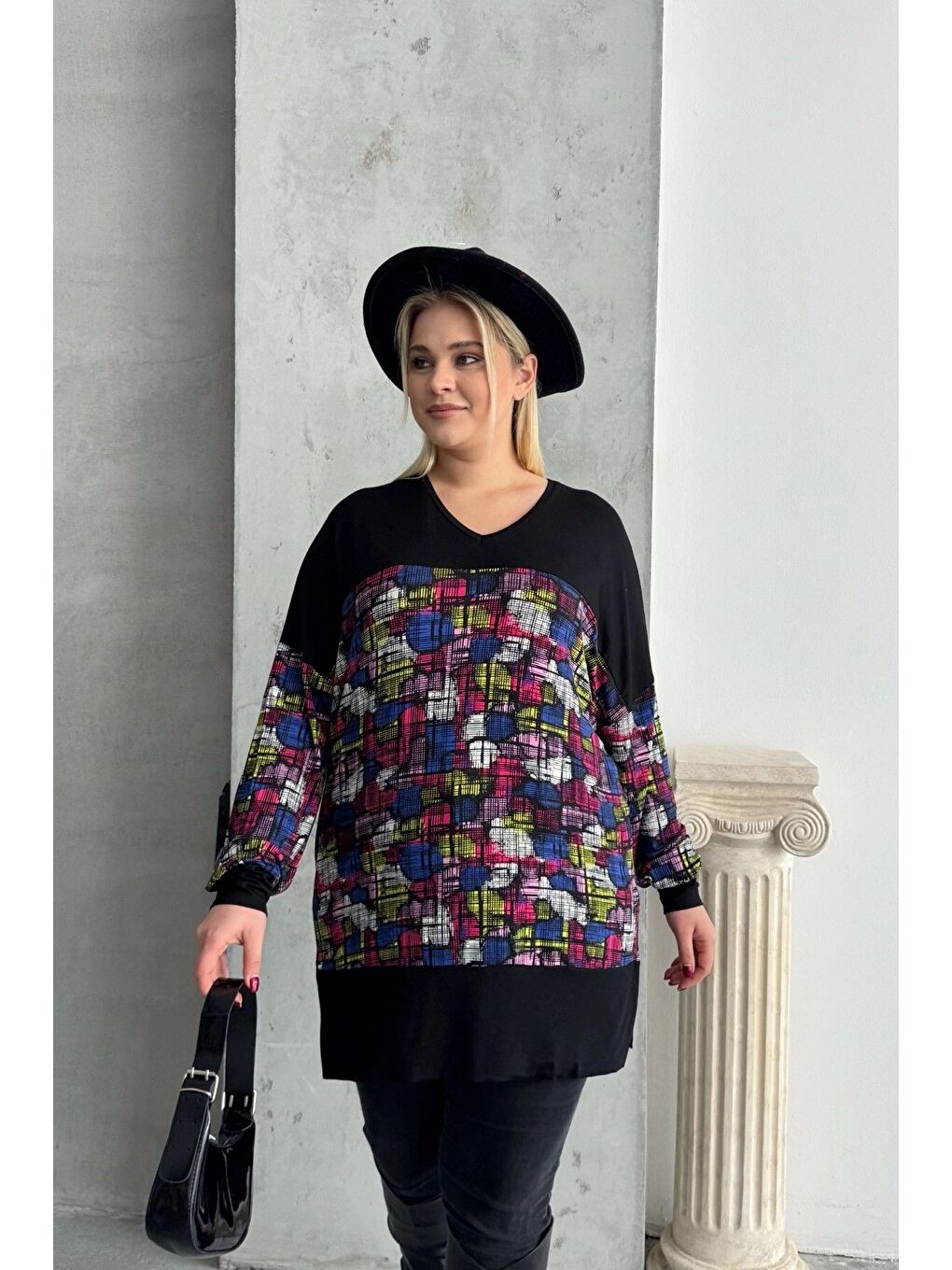 Siyah Büyük Beden Uzun Kollu V Yaka Yanı Yırtmaçlı Desenli Bluz 89-45-5