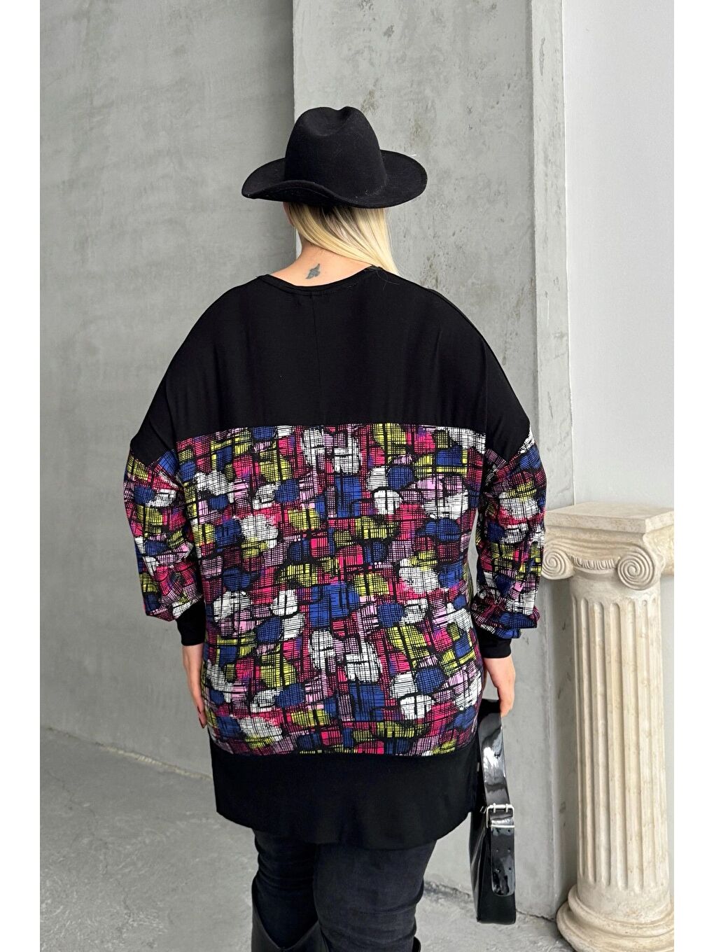 Siyah Büyük Beden Uzun Kollu V Yaka Yanı Yırtmaçlı Desenli Bluz 89-45-6