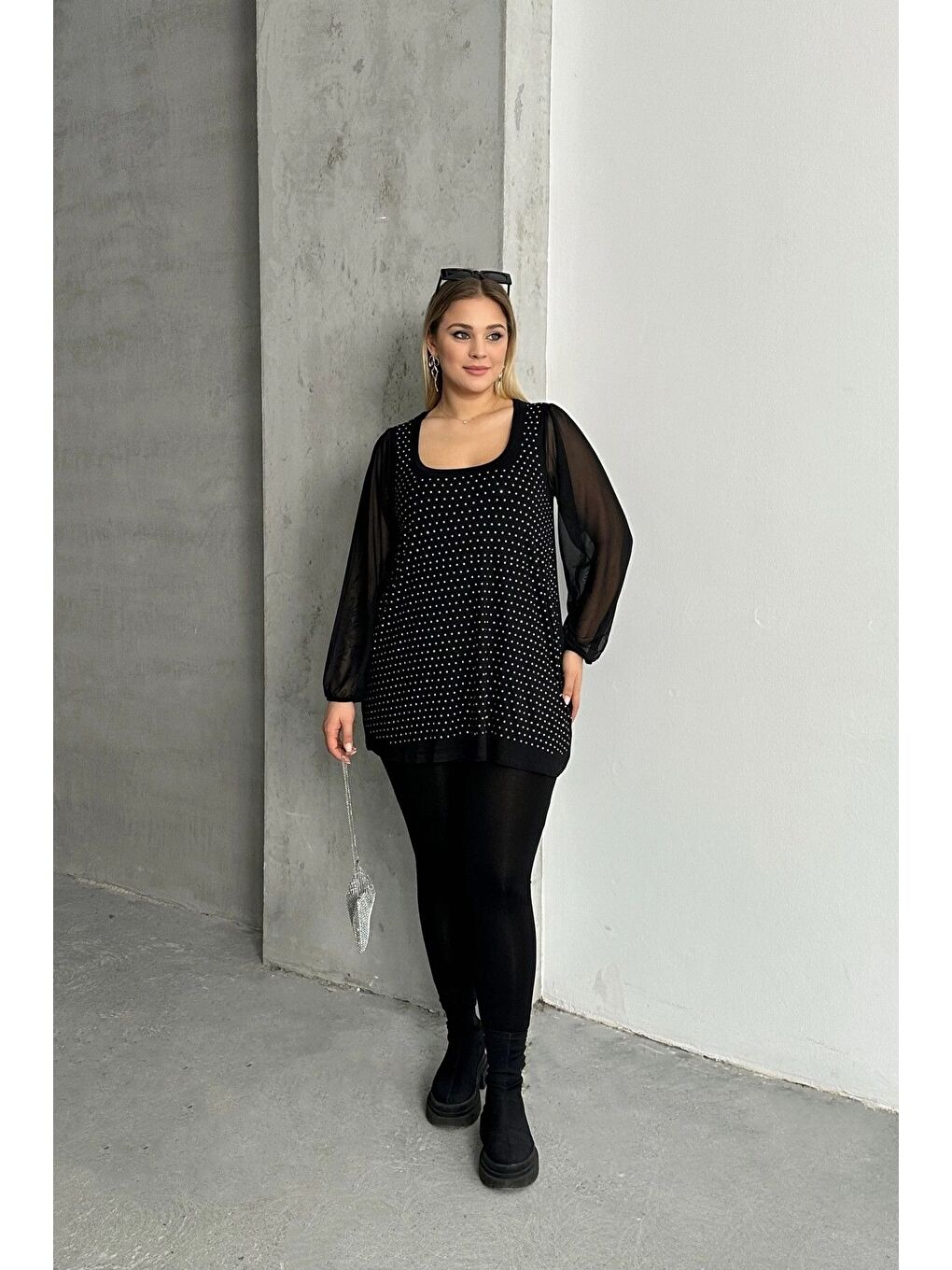 Siyah Büyük Beden Uzun Tül Kol Önü Taş İşlemeli Bisiklet Yaka Bluz 321831-U-3