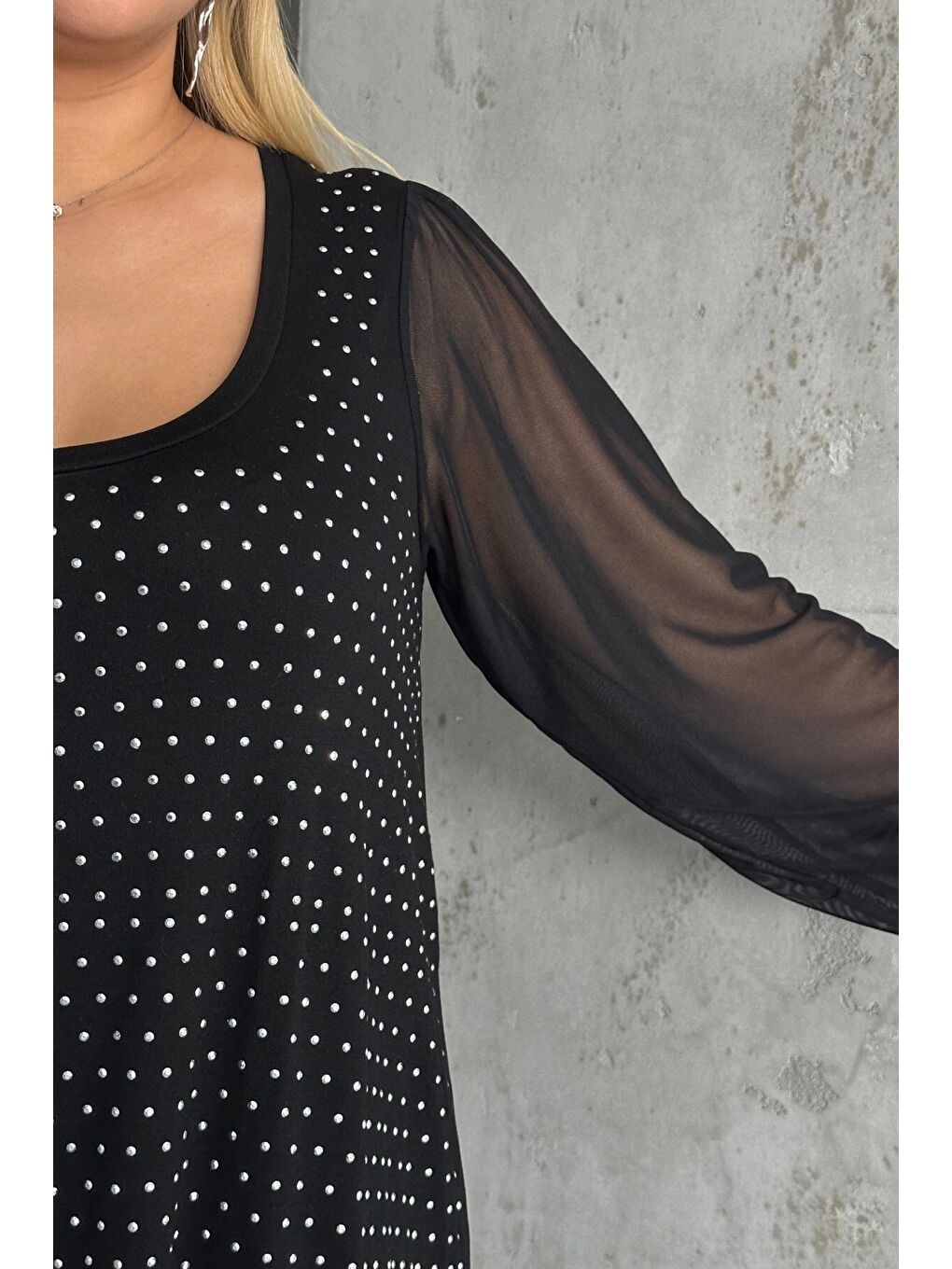 Siyah Büyük Beden Uzun Tül Kol Önü Taş İşlemeli Bisiklet Yaka Bluz 321831-U-4