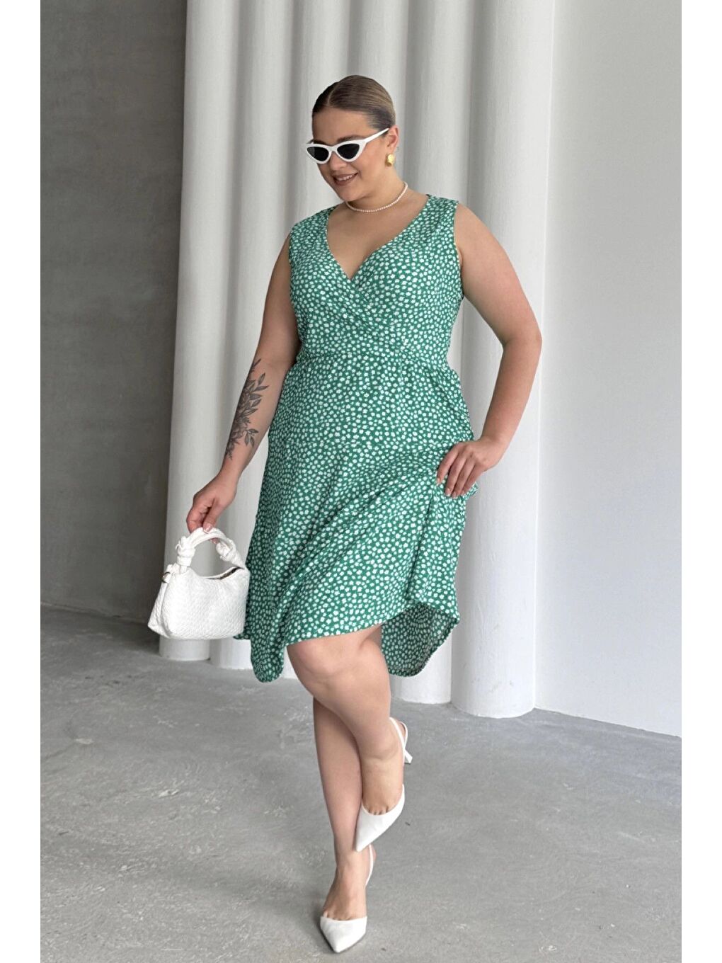 Yeşil Büyük Beden V Yaka Beli Lastikli Çiçek Desenli Elbise 300916-1