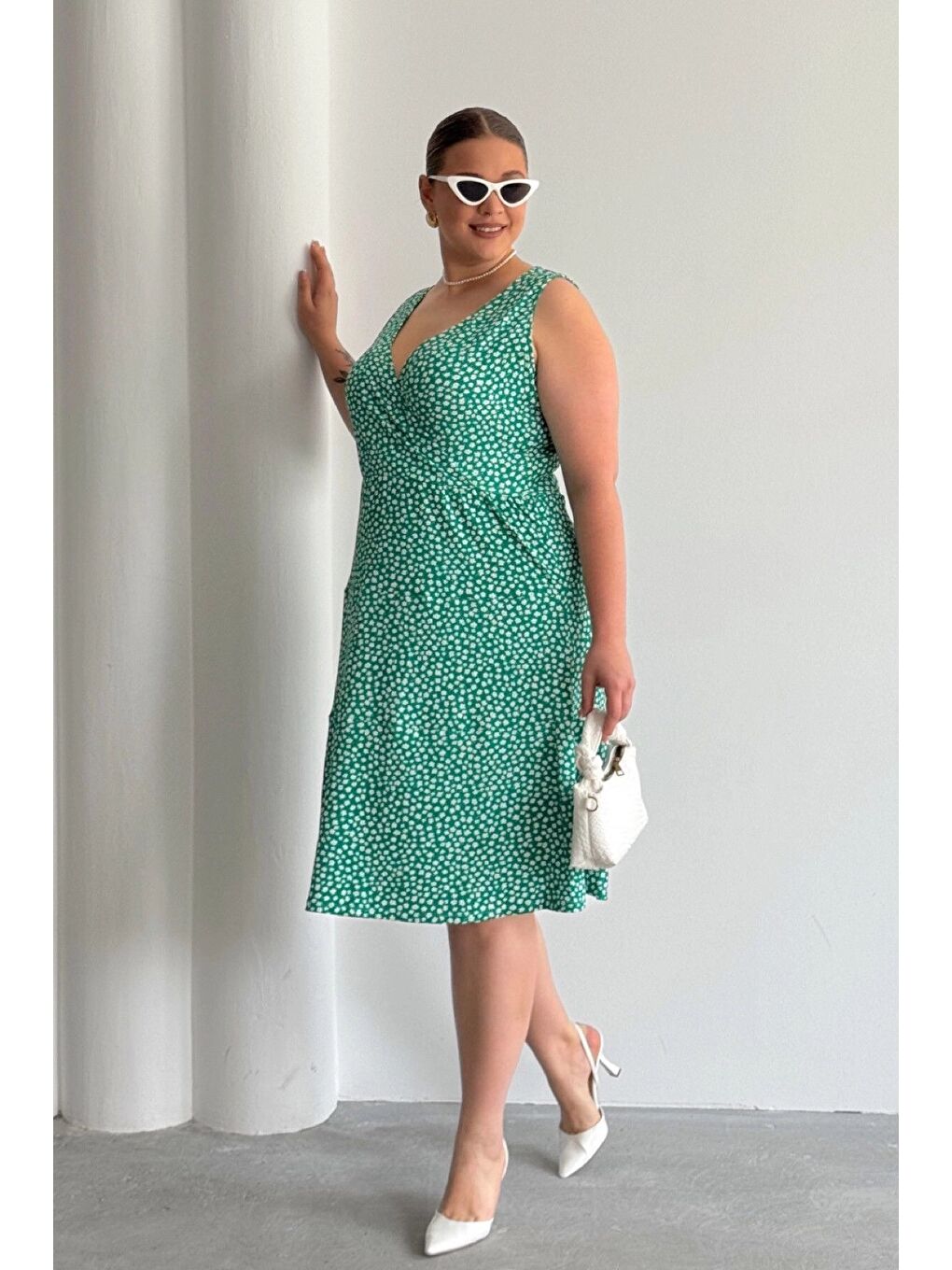 Yeşil Büyük Beden V Yaka Beli Lastikli Çiçek Desenli Elbise 300916-2