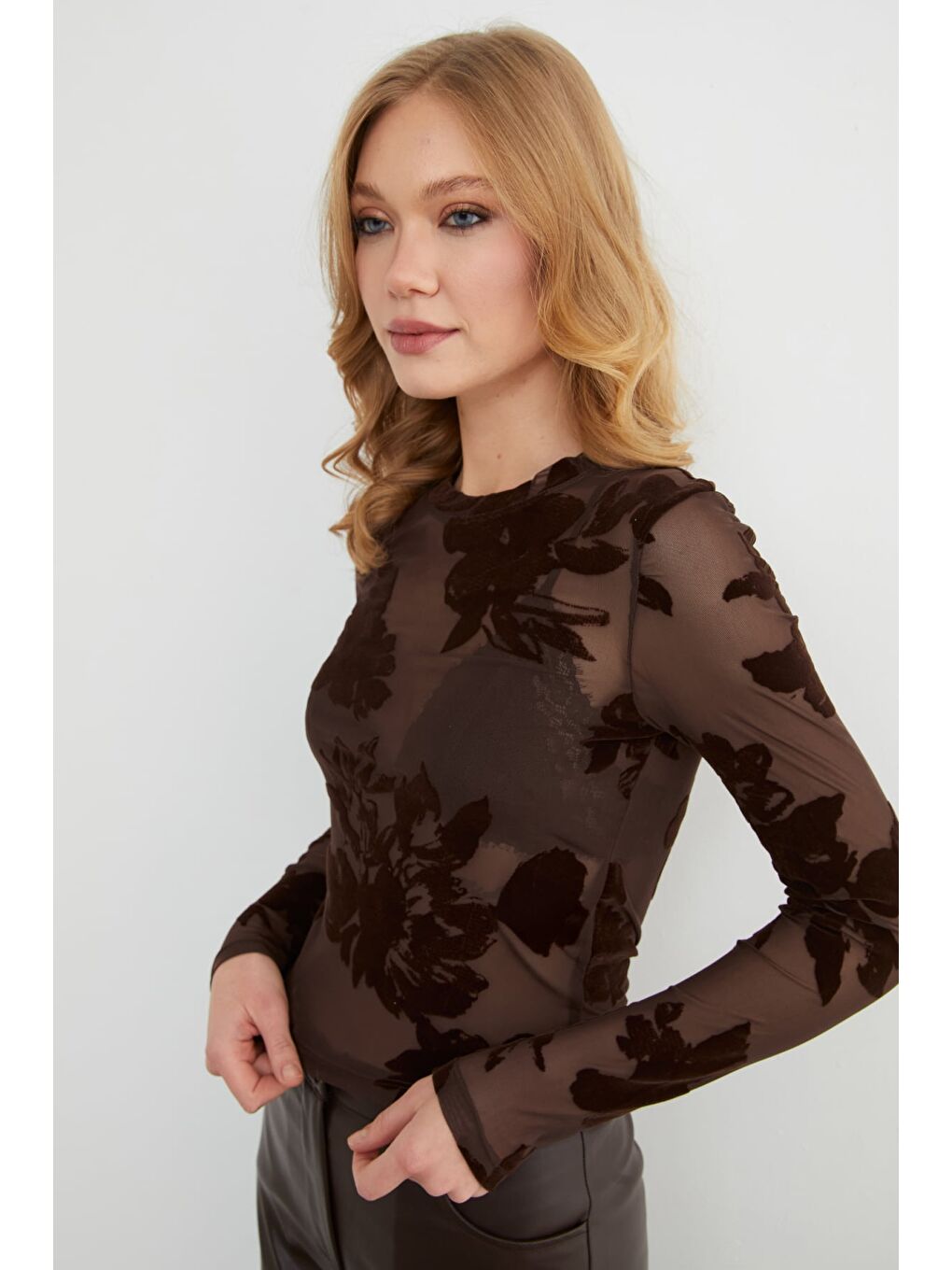 Kahverengi Çiçek Desenli Transparan Bluz-4
