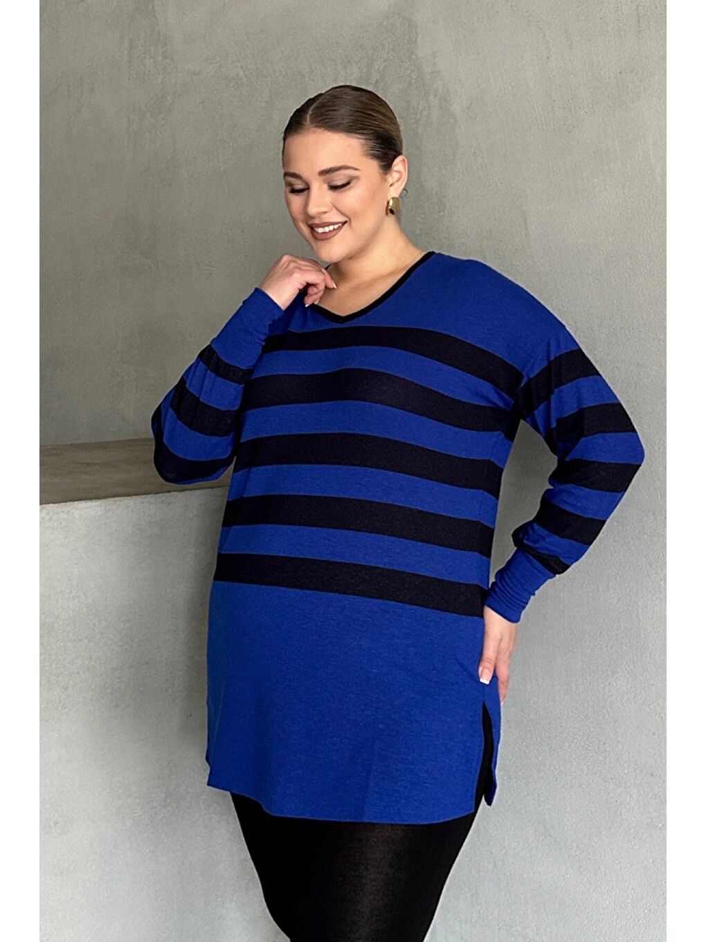 Lacivert Büyük Beden V Yaka Çizgili Yırtmaç Detaylı İnce Kumaşlı Uzun Bluz 301567-1