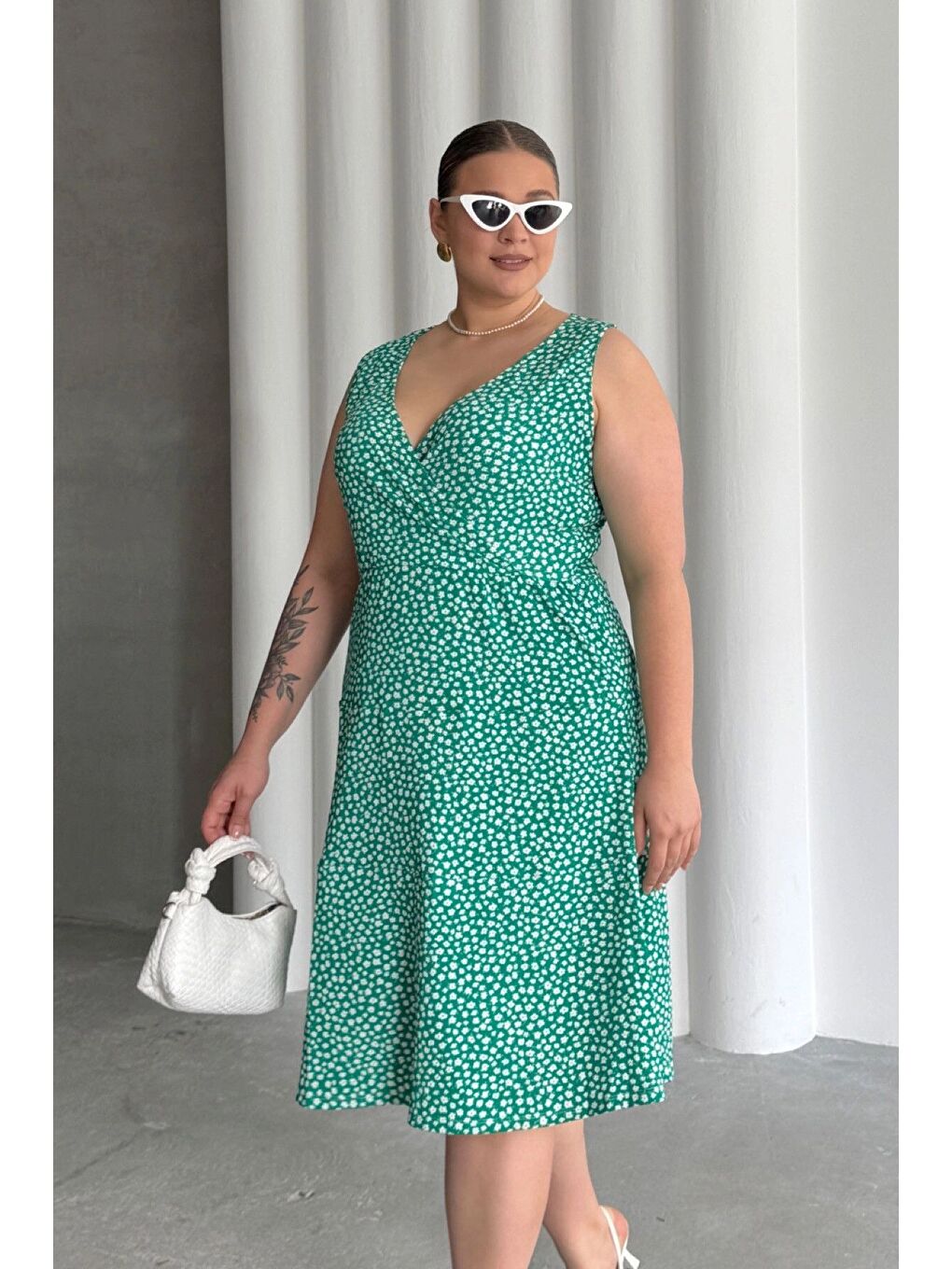 Yeşil Büyük Beden V Yaka Beli Lastikli Çiçek Desenli Elbise 300916-4