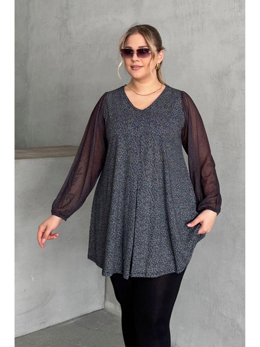 Gri Büyük Beden Uzun Tül Kol V Yaka Bilekleri Lastikli Simli Bluz 78-132-1