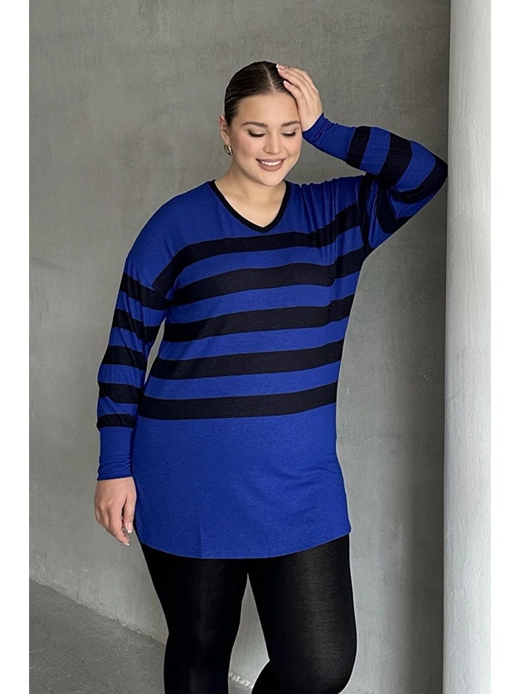 Lacivert Büyük Beden V Yaka Çizgili Yırtmaç Detaylı İnce Kumaşlı Uzun Bluz 301567-4