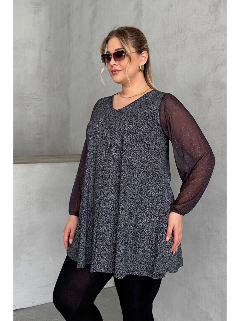Gri Büyük Beden Uzun Tül Kol V Yaka Bilekleri Lastikli Simli Bluz 78-132-2
