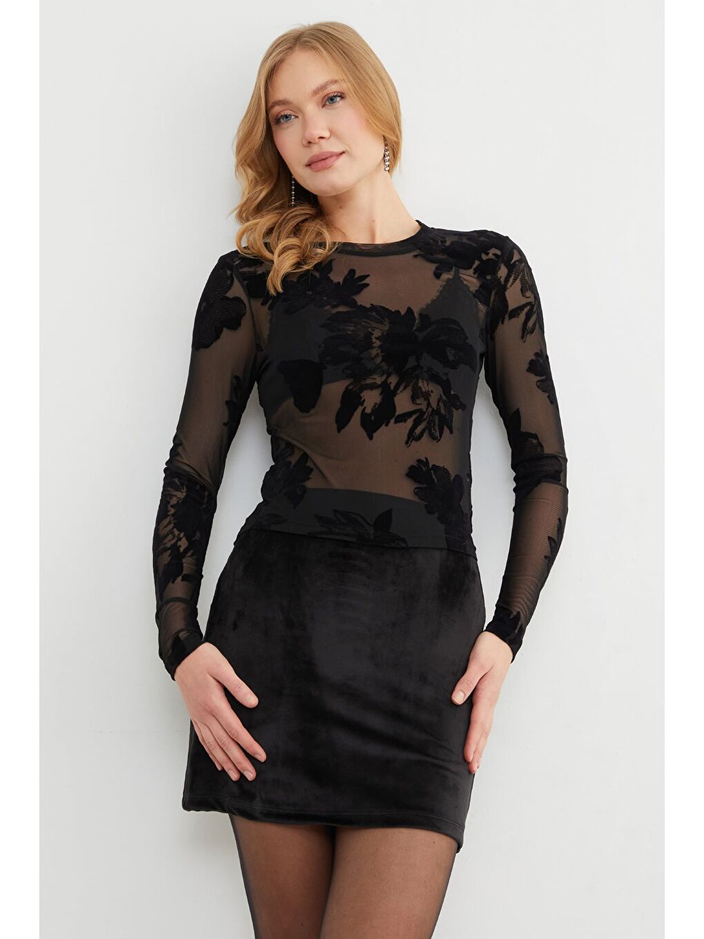 Siyah Çiçek Desenli Transparan Bluz-3