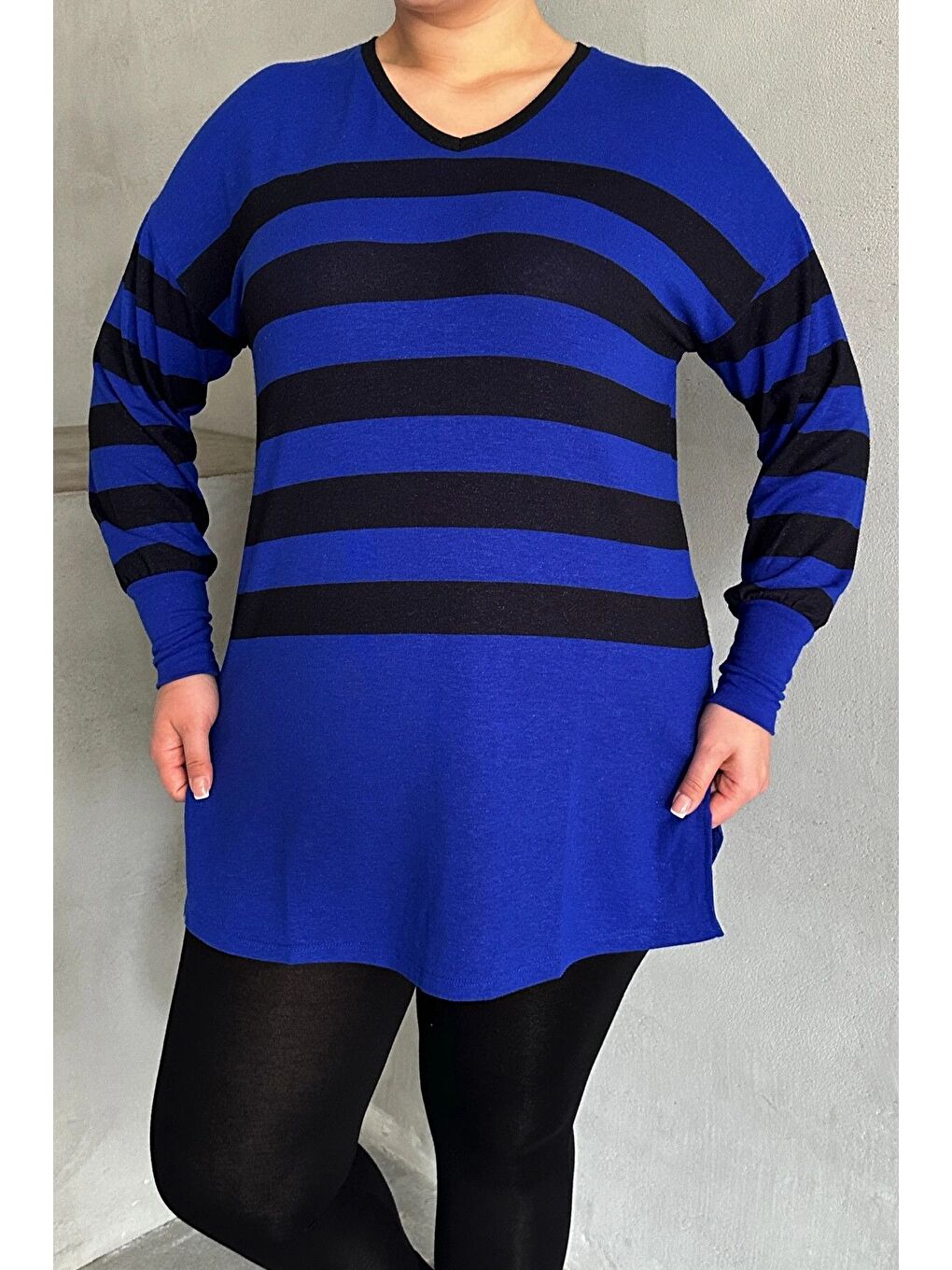 Lacivert Büyük Beden V Yaka Çizgili Yırtmaç Detaylı İnce Kumaşlı Uzun Bluz 301567-5