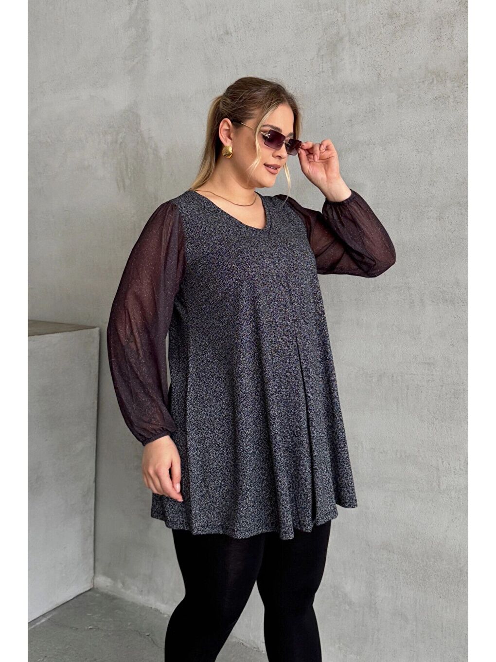 Gri Büyük Beden Uzun Tül Kol V Yaka Bilekleri Lastikli Simli Bluz 78-132-4