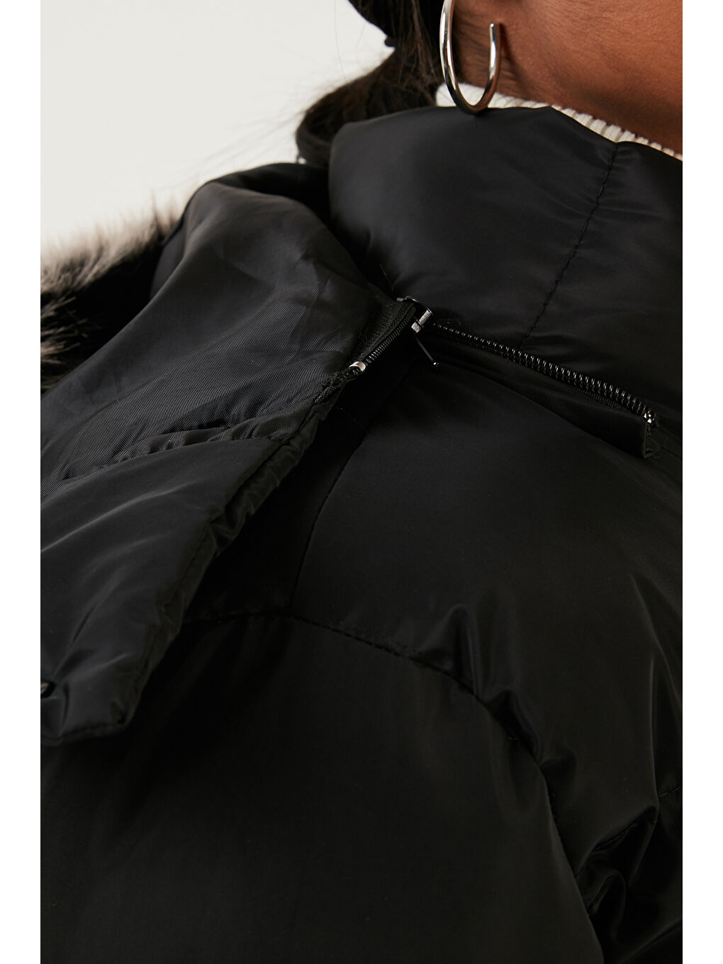 Siyah Yakası Suni Kürklü Çıkarılabilir Kapüşonlu Cepli Şişme Kadın Mont 5761645-5