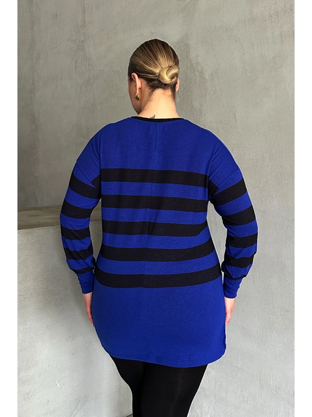 Lacivert Büyük Beden V Yaka Çizgili Yırtmaç Detaylı İnce Kumaşlı Uzun Bluz 301567-7