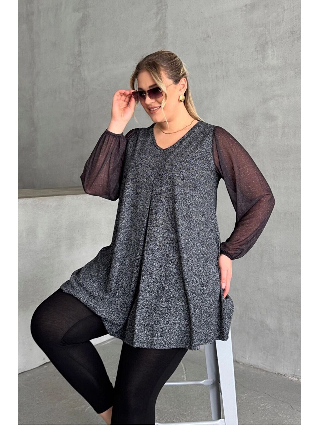 Gri Büyük Beden Uzun Tül Kol V Yaka Bilekleri Lastikli Simli Bluz 78-132-5