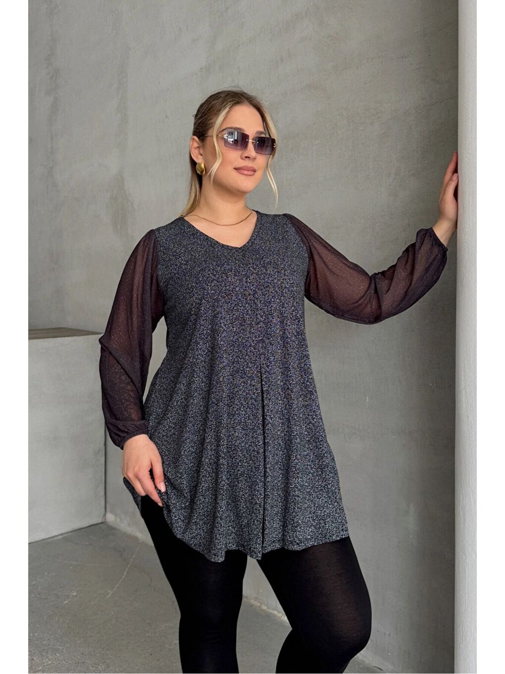 Gri Büyük Beden Uzun Tül Kol V Yaka Bilekleri Lastikli Simli Bluz 78-132-6