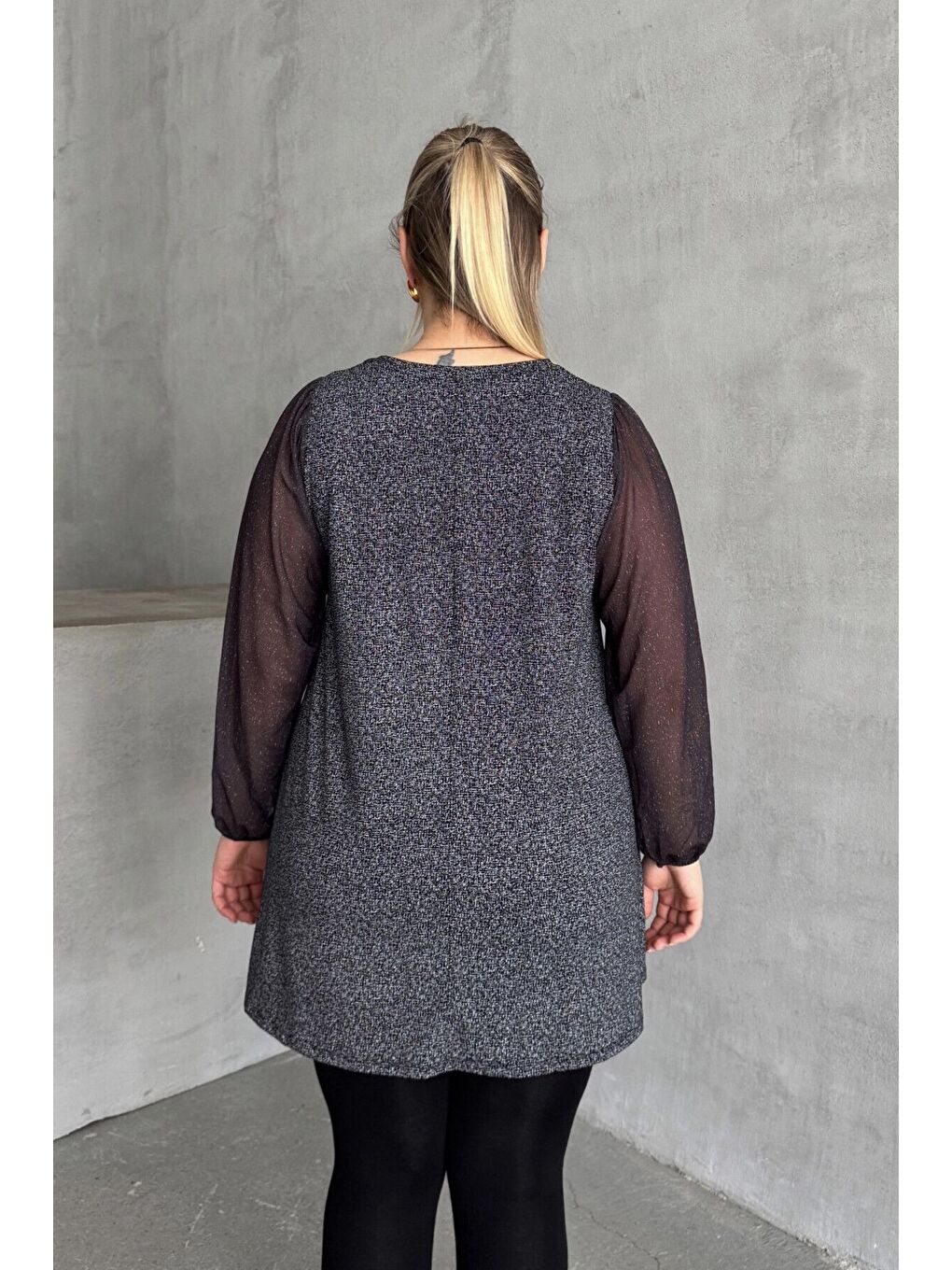 Gri Büyük Beden Uzun Tül Kol V Yaka Bilekleri Lastikli Simli Bluz 78-132-7