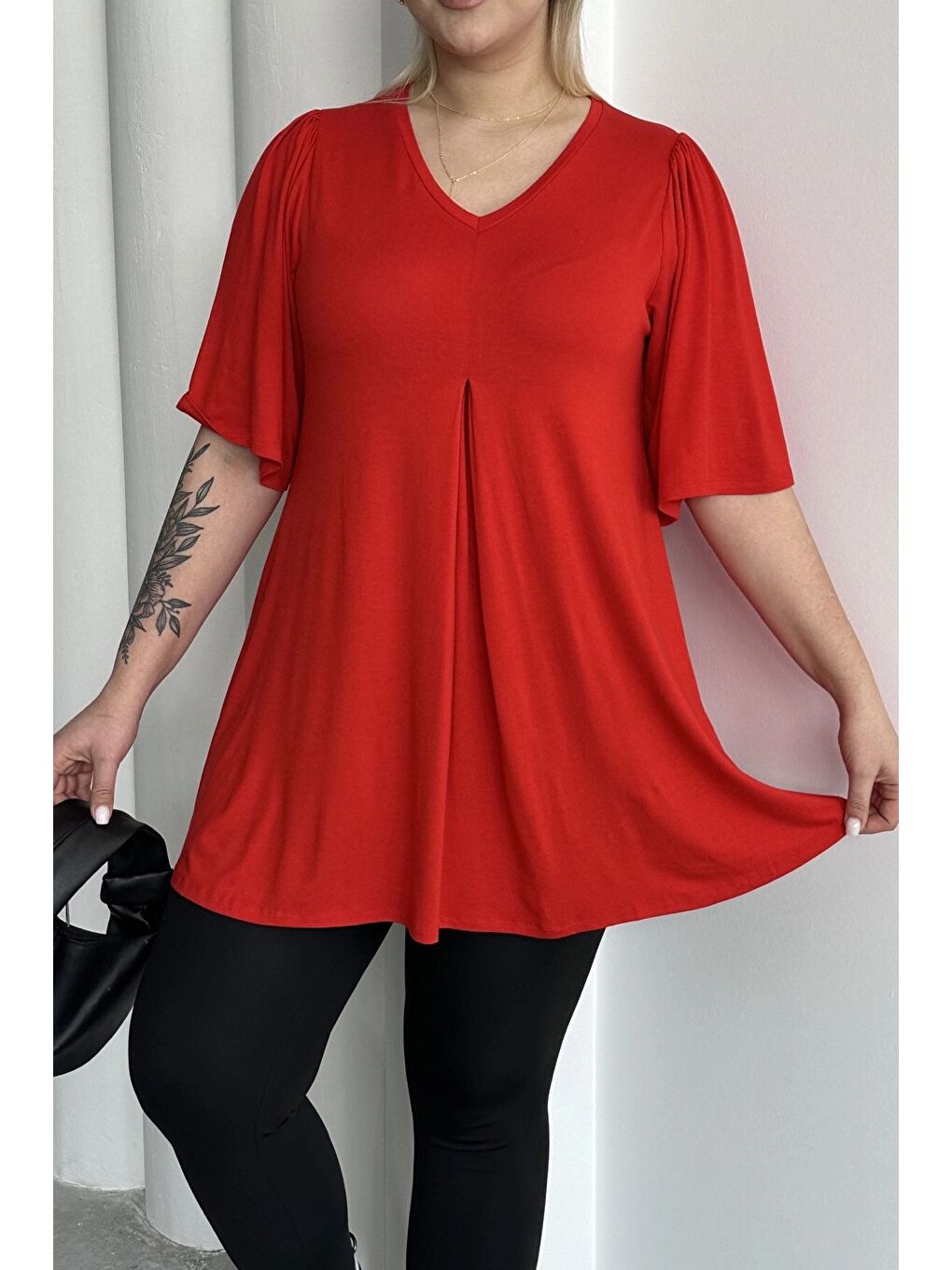 Kırmızı Büyük Beden V Yaka Desensiz Asimetrik Kesim Elastanlı Bluz MDL-5-6