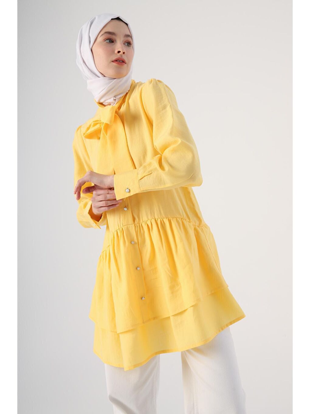 Sarı Fular Yaka Fırfırlı Düğmeli Tunik