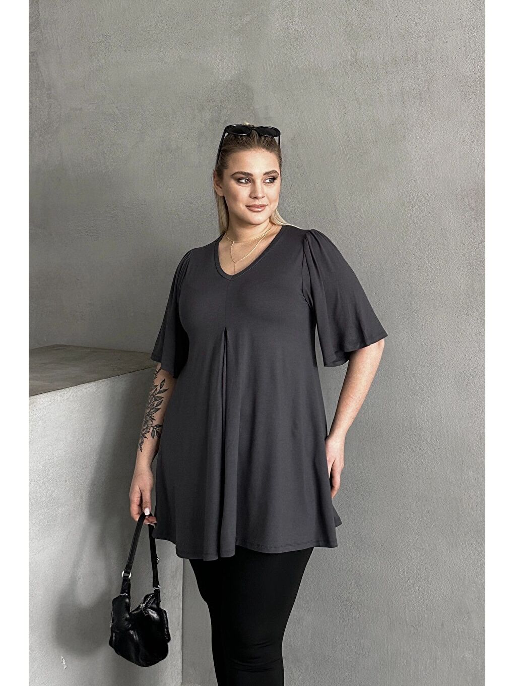 Gri Büyük Beden V Yaka Desensiz Asimetrik Kesim Elastanlı Bluz MDL-3-1