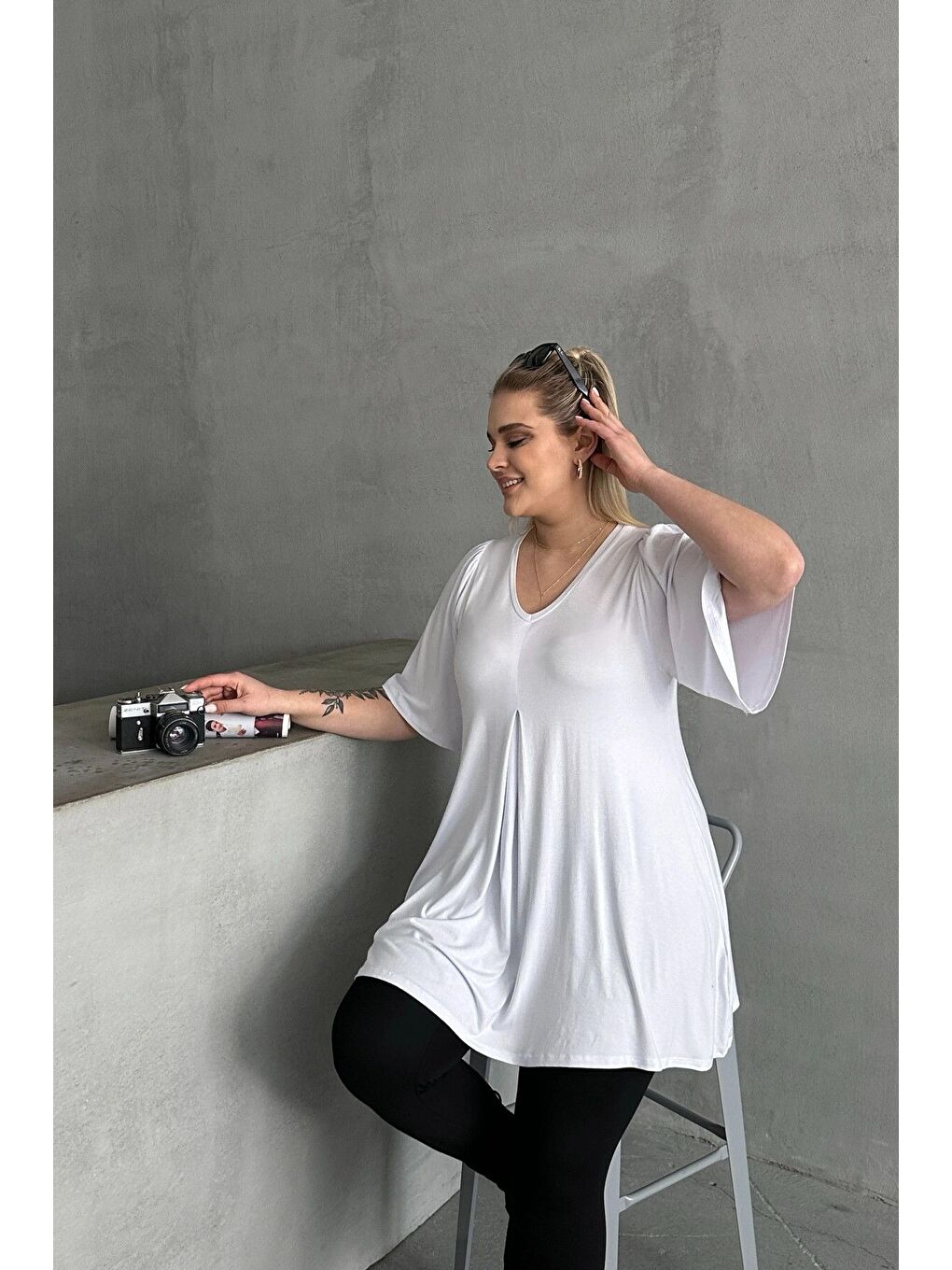 Beyaz Büyük Beden V Yaka Desensiz Asimetrik Kesim Elastanlı Bluz MDL-2-1