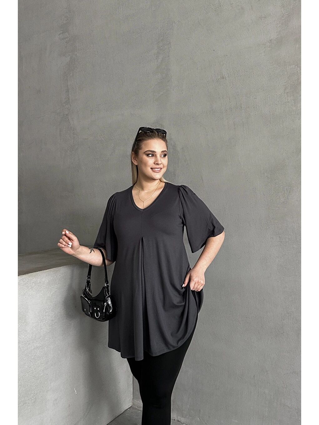 Gri Büyük Beden V Yaka Desensiz Asimetrik Kesim Elastanlı Bluz MDL-3-3
