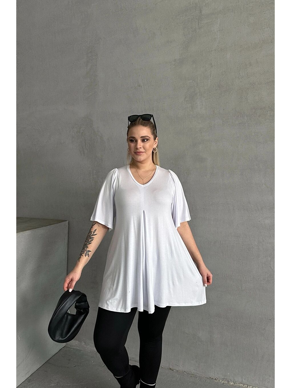 Beyaz Büyük Beden V Yaka Desensiz Asimetrik Kesim Elastanlı Bluz MDL-2-3
