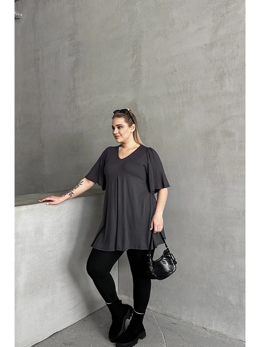 Gri Büyük Beden V Yaka Desensiz Asimetrik Kesim Elastanlı Bluz MDL-3-4