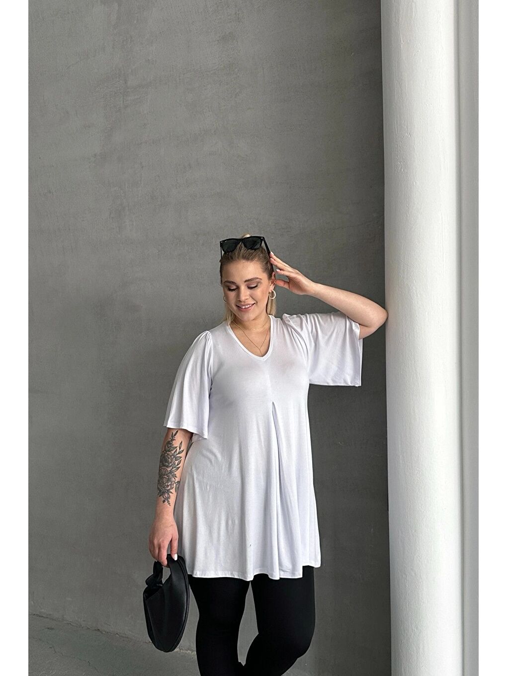 Beyaz Büyük Beden V Yaka Desensiz Asimetrik Kesim Elastanlı Bluz MDL-2-4