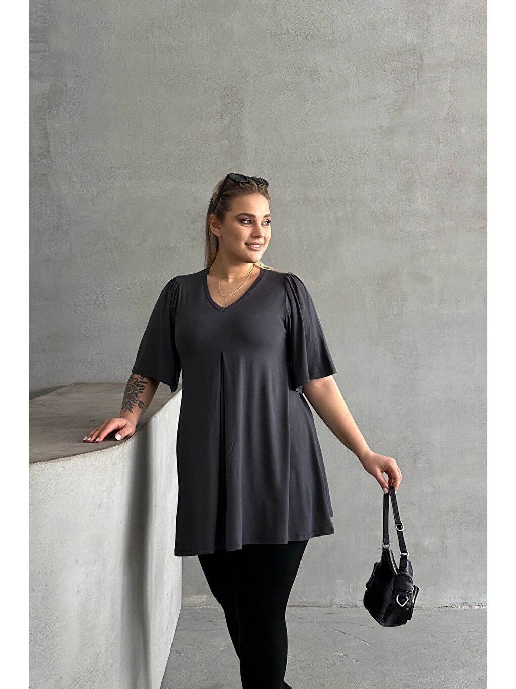 Gri Büyük Beden V Yaka Desensiz Asimetrik Kesim Elastanlı Bluz MDL-3-5