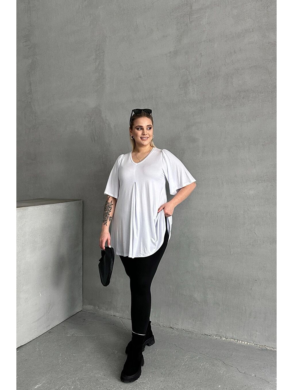 Beyaz Büyük Beden V Yaka Desensiz Asimetrik Kesim Elastanlı Bluz MDL-2-5