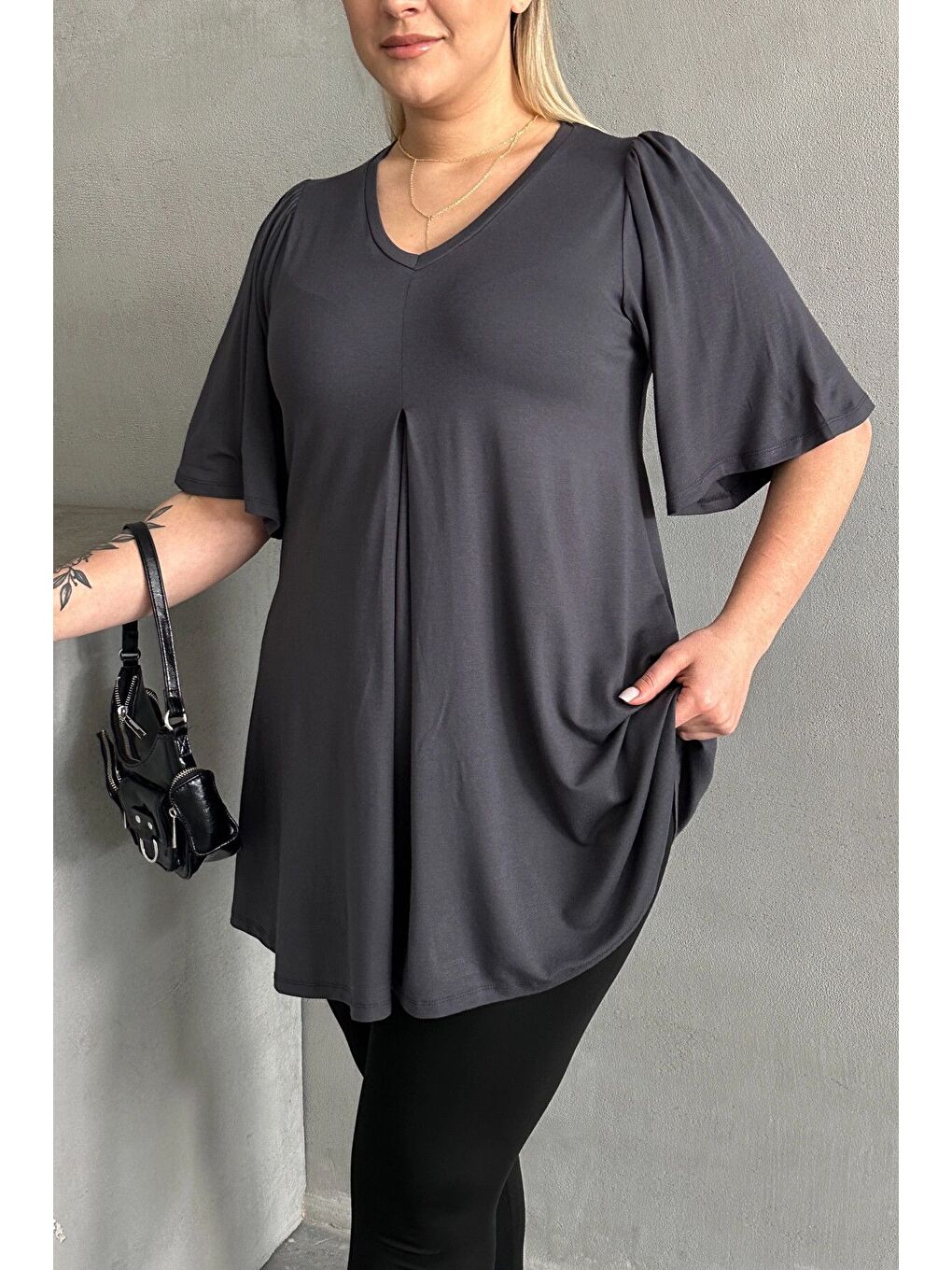 Gri Büyük Beden V Yaka Desensiz Asimetrik Kesim Elastanlı Bluz MDL-3-6