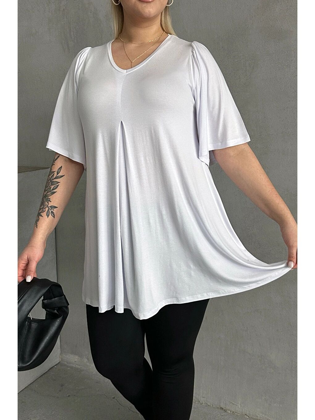 Beyaz Büyük Beden V Yaka Desensiz Asimetrik Kesim Elastanlı Bluz MDL-2-6