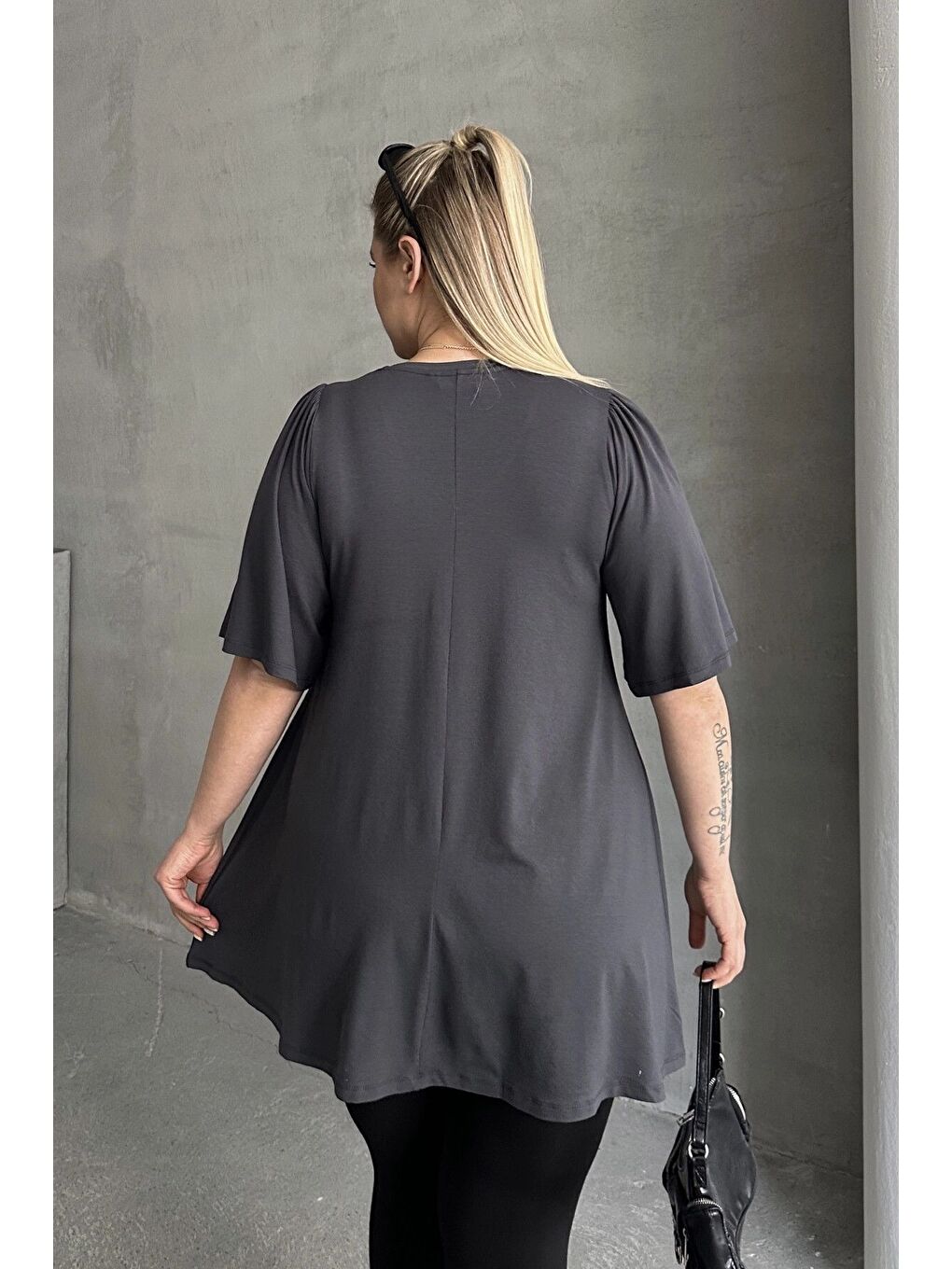 Gri Büyük Beden V Yaka Desensiz Asimetrik Kesim Elastanlı Bluz MDL-3-7