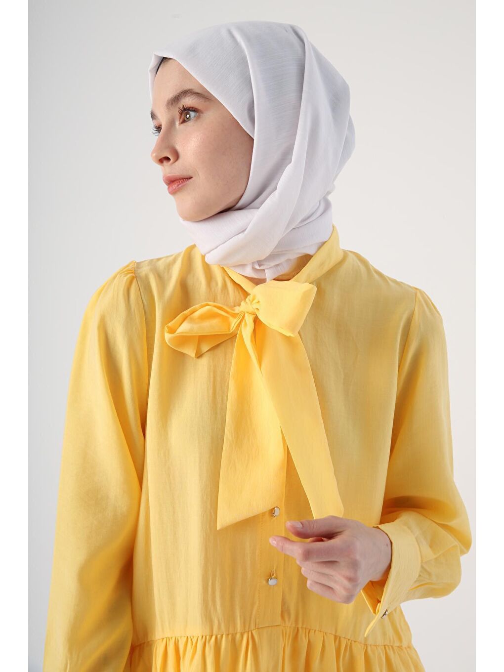 Sarı Fular Yaka Fırfırlı Düğmeli Tunik-4
