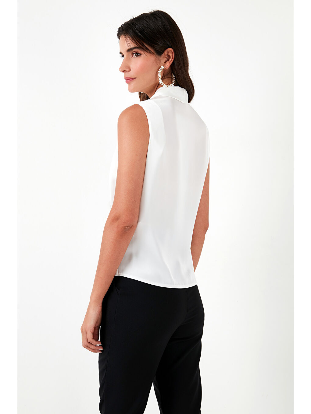 Beyaz Kruvaze Yaka Kolsuz Saten Bluz 611Bz0341-5