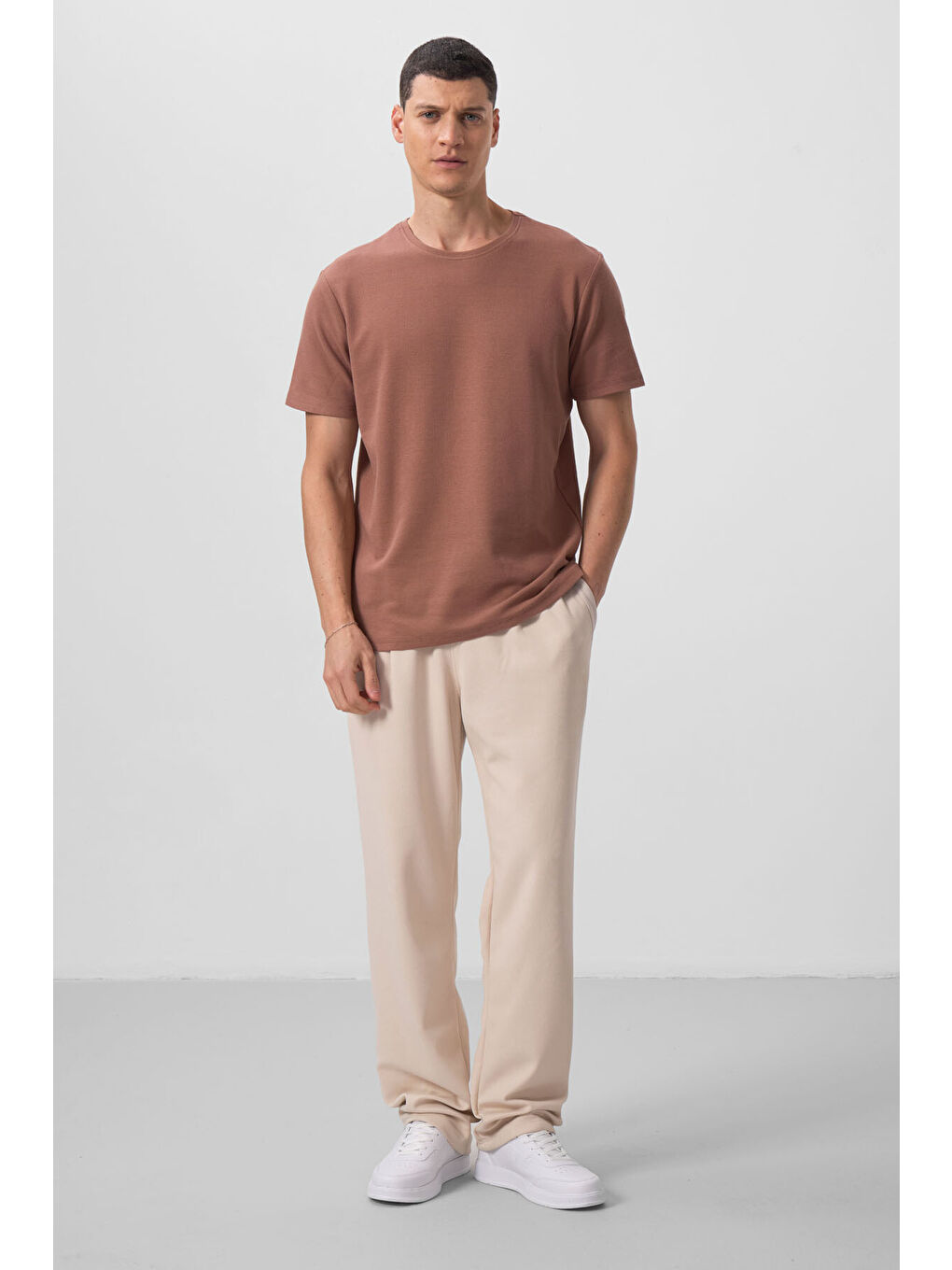 Kahverengi Yüzeyi Dokulu Rahat Form Basic Erkek Tişört - 88436-1