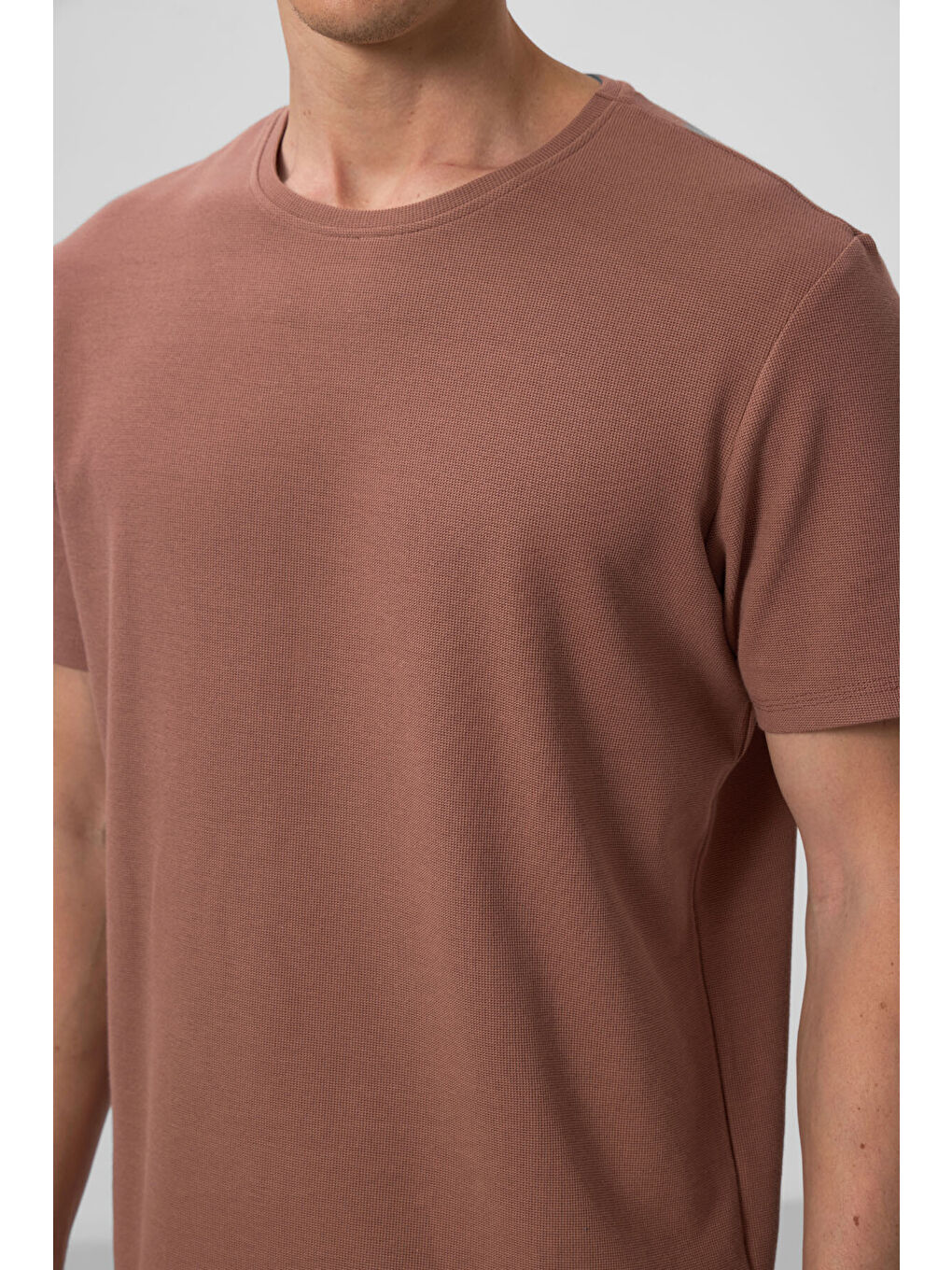 Kahverengi Yüzeyi Dokulu Rahat Form Basic Erkek Tişört - 88436-2