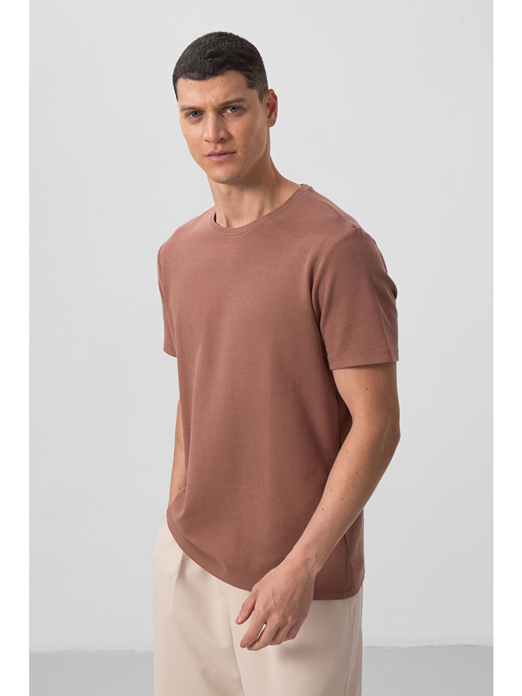Kahverengi Yüzeyi Dokulu Rahat Form Basic Erkek Tişört - 88436-3