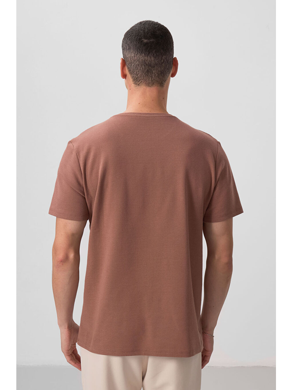 Kahverengi Yüzeyi Dokulu Rahat Form Basic Erkek Tişört - 88436-4