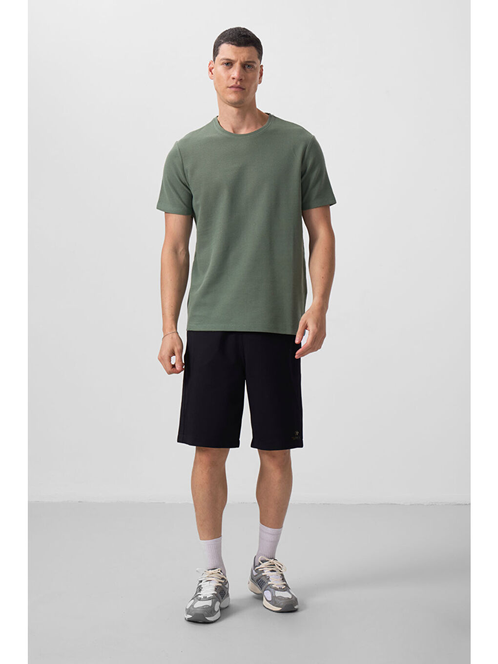 Yeşil Yüzeyi Dokulu Rahat Form Basic Erkek Tişört - 88436-1