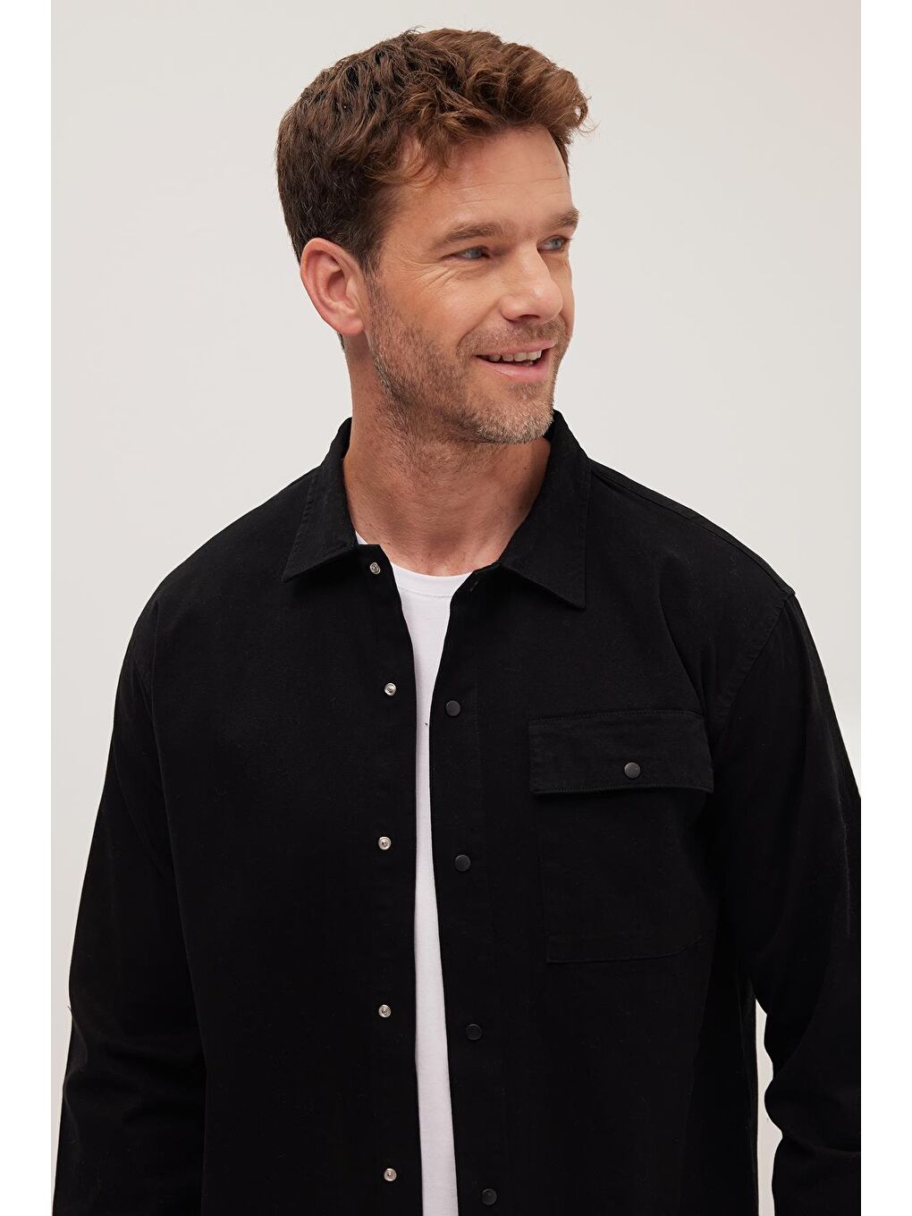 Erkek Relax Fit Rahat Kesim Uzun Kollu Pamuklu Tek Cepli Siyah Apaş Yaka Gömlek-1