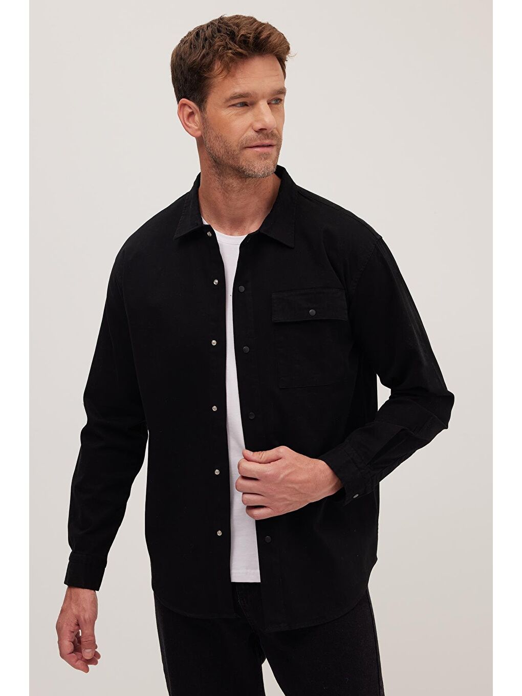 Erkek Relax Fit Rahat Kesim Uzun Kollu Pamuklu Tek Cepli Siyah Apaş Yaka Gömlek-4