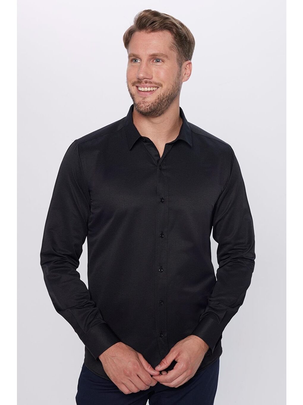Erkek Modern Fit Dar Kesim Pamuklu Kolay Ütü Armürlü Siyah Gömlek